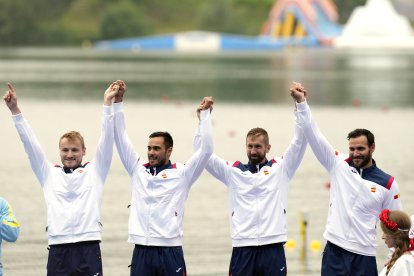 Miquel Travé mossega la medalla de plata aconseguida als Jocs Europeus de Cracòvia.