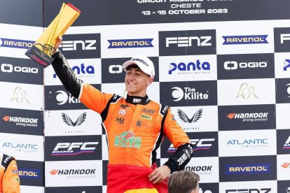 Miquel Travé mossega la medalla de plata aconseguida als Jocs Europeus de Cracòvia.