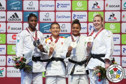 Miquel Travé mossega la medalla de plata aconseguida als Jocs Europeus de Cracòvia.