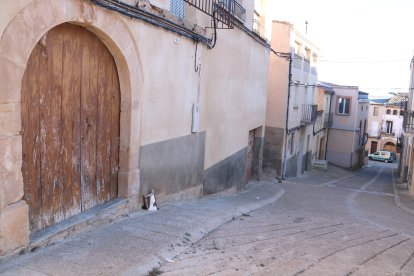 La entrada de una de las casas que se prevé rehabilitar por la bolsa de vivienda que ha impulsado el Consejo Comarcal de las Garrigues