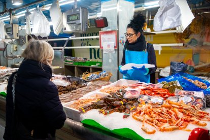 Una clienta comprando la semana pasada en la pescadería Jaume Soria de Lleida.