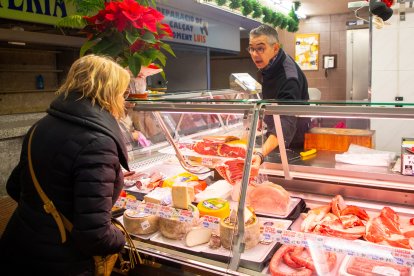 La carnicería Forcada del Mercat de Fleming atendiendo los últimos pedidos antes de Navidad.