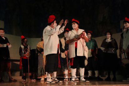 Ni el covid va poder amb TOAR. A escena amb mascareta.