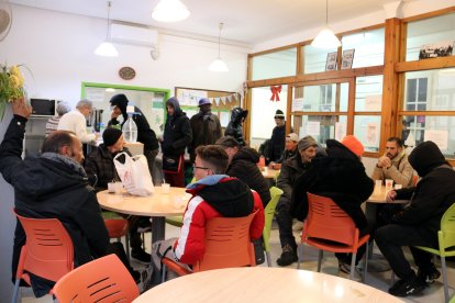 Comedor del Centro Abierto de Arrels Sant Ignasi donde usuarios sin hogar acuden para desayunar