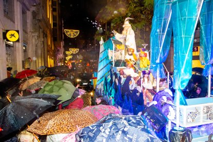 La pluja no va entelar la il·lusió dels més petits, que van gaudir de la desfilada de Ses Majestats.