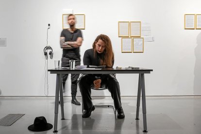 La mostra s’ha anat nodrint de cartes rebudes de suport i cura, algunes de les quals van ser llegides en directe per alguns dels assistents.