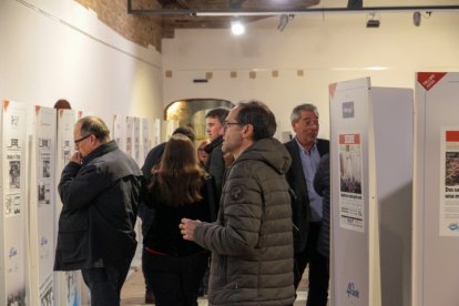 L’exposició amb portades i imatges dels quaranta anys del diari SEGRE es va inaugurar ahir al celler del  Castell del Remei