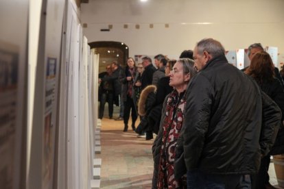 L’exposició amb portades i imatges dels quaranta anys del diari SEGRE es va inaugurar ahir al celler del  Castell del Remei