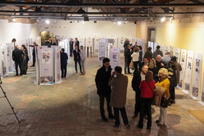 L’exposició amb portades i imatges dels quaranta anys del diari SEGRE es va inaugurar ahir al celler del  Castell del Remei