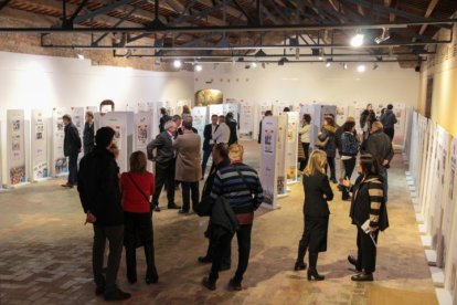 L’exposició amb portades i imatges dels quaranta anys del diari SEGRE es va inaugurar ahir al celler del  Castell del Remei