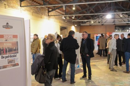 L’exposició amb portades i imatges dels quaranta anys del diari SEGRE es va inaugurar ahir al celler del  Castell del Remei
