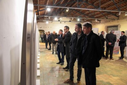 L’exposició amb portades i imatges dels quaranta anys del diari SEGRE es va inaugurar ahir al celler del  Castell del Remei