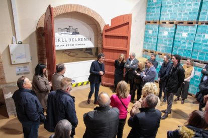 L’exposició amb portades i imatges dels quaranta anys del diari SEGRE es va inaugurar ahir al celler del  Castell del Remei