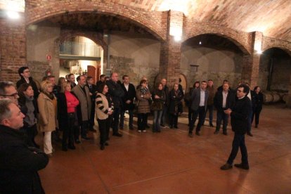 L’exposició amb portades i imatges dels quaranta anys del diari SEGRE es va inaugurar ahir al celler del  Castell del Remei