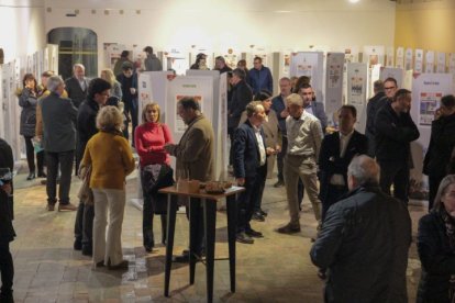 L’exposició amb portades i imatges dels quaranta anys del diari SEGRE es va inaugurar ahir al celler del  Castell del Remei