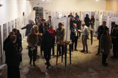 L’exposició amb portades i imatges dels quaranta anys del diari SEGRE es va inaugurar ahir al celler del  Castell del Remei