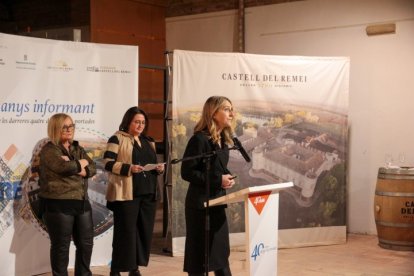 L’exposició amb portades i imatges dels quaranta anys del diari SEGRE es va inaugurar ahir al celler del  Castell del Remei