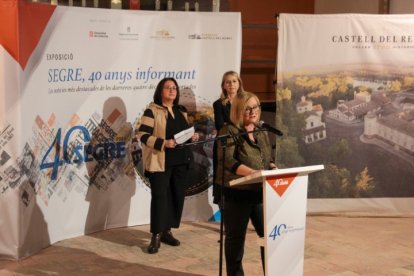 L’exposició amb portades i imatges dels quaranta anys del diari SEGRE es va inaugurar ahir al celler del  Castell del Remei