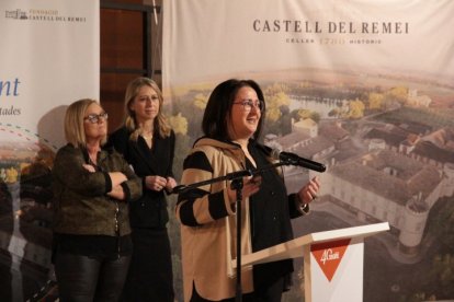 L’exposició amb portades i imatges dels quaranta anys del diari SEGRE es va inaugurar ahir al celler del  Castell del Remei