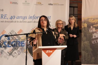 L’exposició amb portades i imatges dels quaranta anys del diari SEGRE es va inaugurar ahir al celler del  Castell del Remei