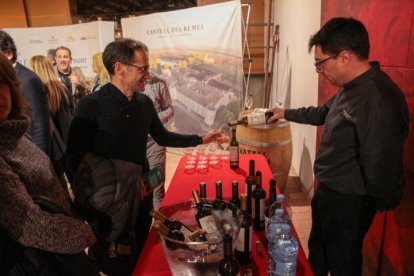L’exposició amb portades i imatges dels quaranta anys del diari SEGRE es va inaugurar ahir al celler del  Castell del Remei