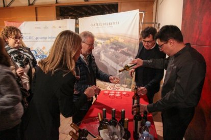 L’exposició amb portades i imatges dels quaranta anys del diari SEGRE es va inaugurar ahir al celler del  Castell del Remei