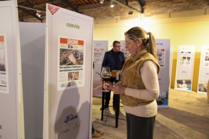 L’exposició amb portades i imatges dels quaranta anys del diari SEGRE es va inaugurar ahir al celler del  Castell del Remei