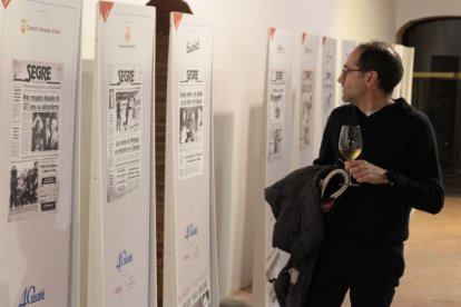 L’exposició amb portades i imatges dels quaranta anys del diari SEGRE es va inaugurar ahir al celler del  Castell del Remei