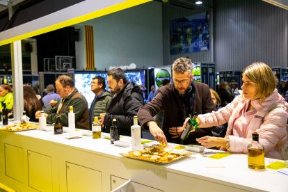 Els visitants podien degustar les diferents varietats d'oli presents al certamen.