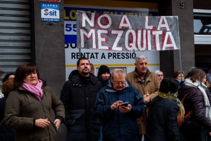 Oratorio polémico en Lleida: vecinos a favor y en contra se manifiestan en el barrio de Cappont