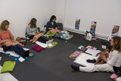 Centre Tactum. La Maria José Sánchez, del centre Tactum de Lleida, en plena sessió d’aprenentatge amb un grup de mares.