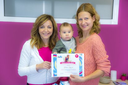 La Maria José Sánchez lliurant un diploma a una mare que ha superat el curs de massatges per a nadons.