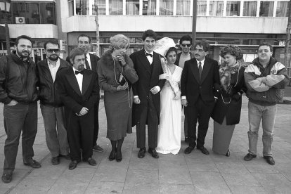 Els responsables i protagonistes de la radionovel·la 'Juntos y revueltos' (Xavi Deltell, Esteve Quito, Rosa Puga, Xavier Navarro, Isabel Veganzones, Xavier Aluja, Roser Perera...) recreant l’últim capítol a la rambla de Ferran.