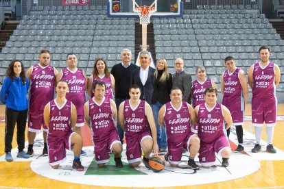 Plantilla del Força Lleida Aspros, amb Albert Aliaga i Néstor Gutiérrez al centre. - JAVI ENJUANES