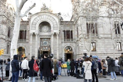 Expectació mediàtica davant de l'Audiència de Barcelona pel judici a Dani Alves.