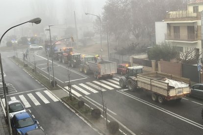 Una columna de tractors, a Mollerussa en direcció Fondarella.