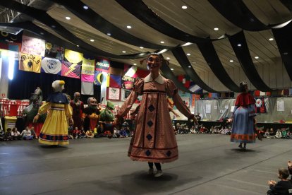 Imagen del baile de los ‘gegants bojos’ en los días previos al Carnaval.