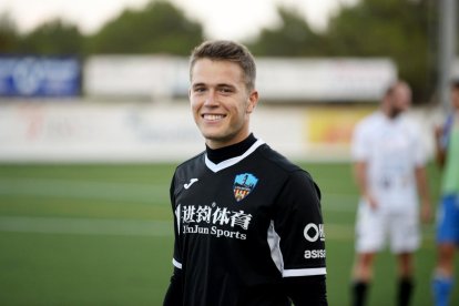 Víctor Vidal vol especialitzar-se en Cirurgia Plàstica a Barcelona. A la dreta, en una foto de la seua etapa com a porter del Lleida Esportiu. - KINGS LEAGUE