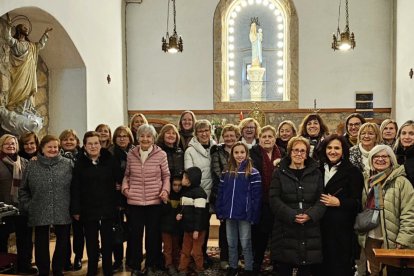 Foto de família de les dones de Claravalls després de la missa.