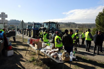 Pagesos i tractors tallant la C-14 a Ciutadilla, a l'Urgell