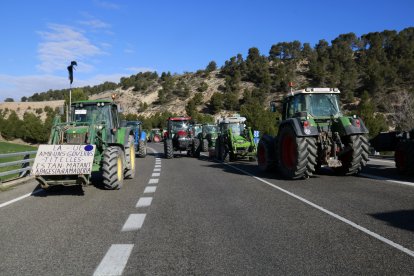 Tractors bloquegen la circulació per la C-14 al seu pas per Ciutadilla, a l'Urgell