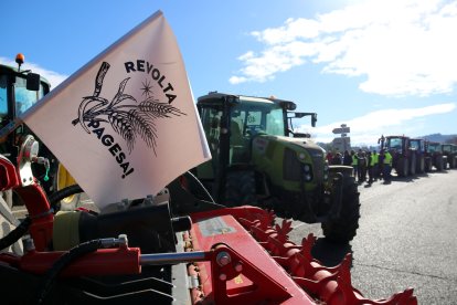 Una pancarta on es llegeix 'revolta pagesa' al tall de la C-14 a Ciutadilla, a l'Urgell