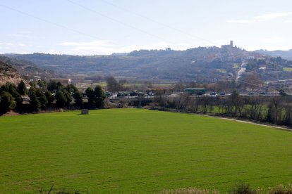 Tractors bloquegen la C-14 amb el municipi de Ciutadilla al fons, a l'Urgell