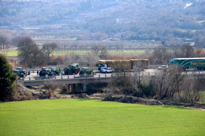 Tractors bloquegen el pas per la C-14 a Ciutadilla, a l'Urgell