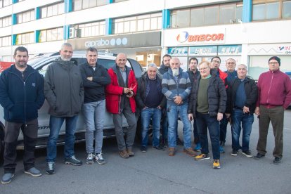 Agricultors, a primera hora d'aquest matí a Tàrrega per anar amb vehicles particulars a la concentració al Port de Tarragona.