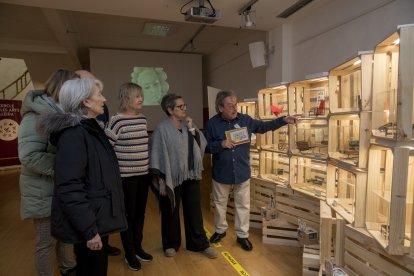 Visites Guiades. El Joan Mestre, previ contacte, fa visites guiades de la mostra, en què explica l’origen de cada disseny.
