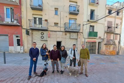 Alguns dels veïns del carrer Múrcia que van ser desallotjats ahir