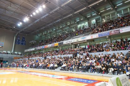 La grada del Dragon Khan casi se llenó, con una asistencia total de 5.700 espectadores, récord en la historia del club.
