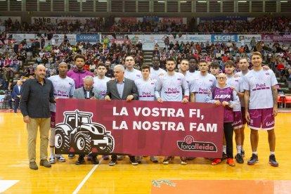 L'equip i la directiva van posar amb una pancarta a favor del sector agrari.