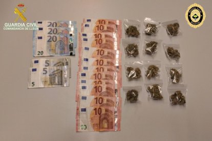 Las bolsas de marihuana y el dinero en metálico que la Guardia Civil y la Policía Local de Alcarràs encontraron escondidos bajo el mostrador de un bar